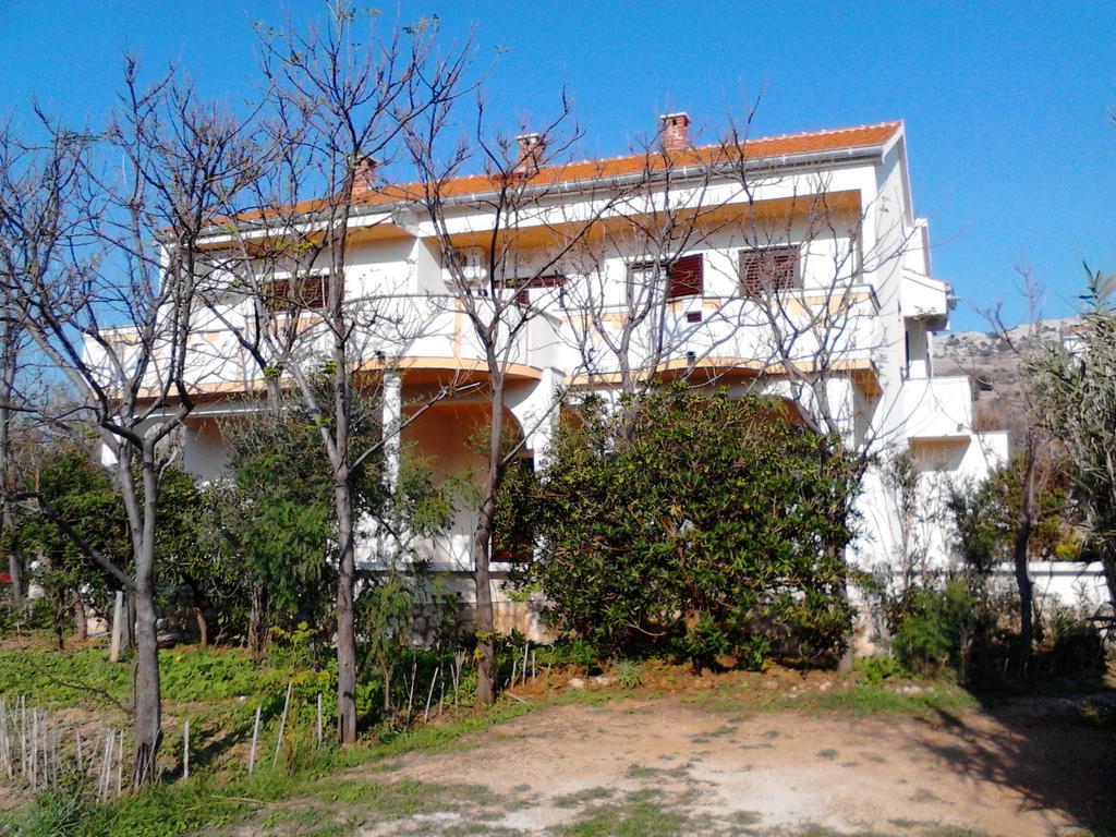 Apartments Kresimir Beauty With Shadow Trees And Parking Place Pag Town Eksteriør billede