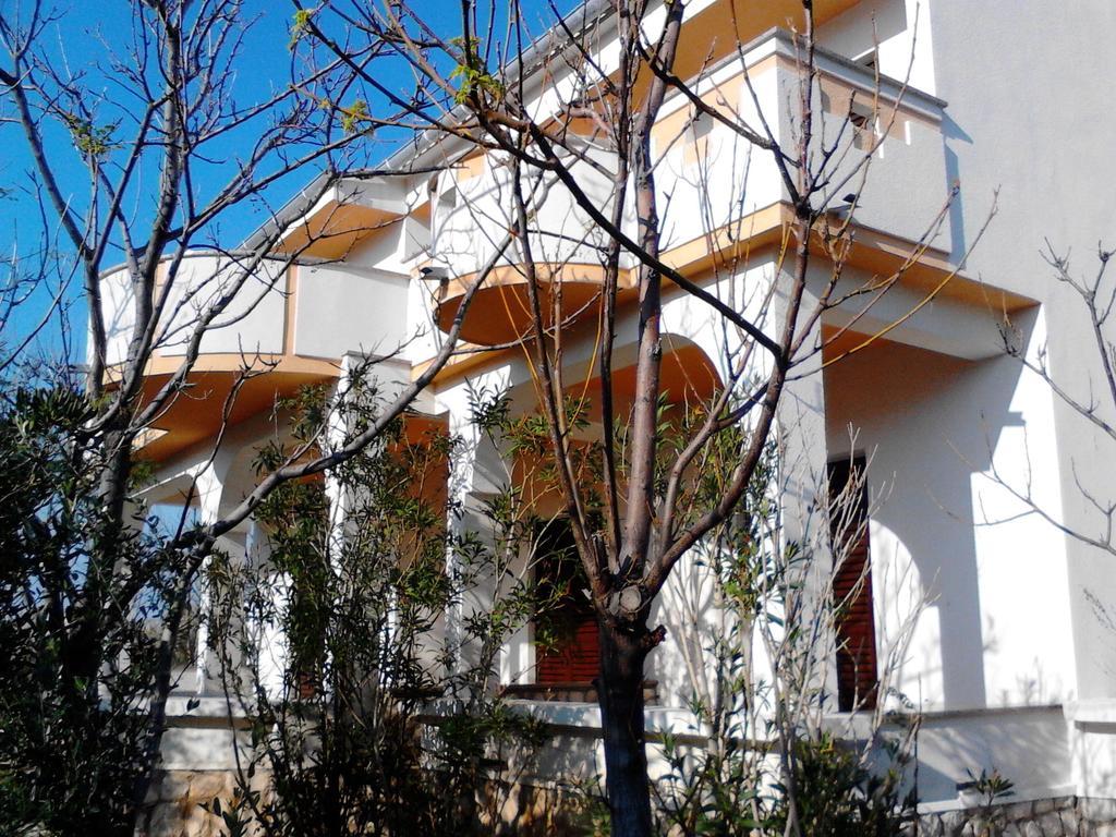 Apartments Kresimir Beauty With Shadow Trees And Parking Place Pag Town Eksteriør billede