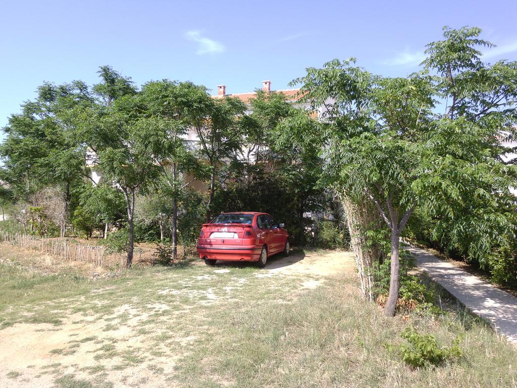 Apartments Kresimir Beauty With Shadow Trees And Parking Place Pag Town Eksteriør billede